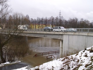 14.01.2011 - rychlé tání sněhu rozvodnilo řeku Ohři